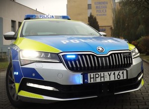policyjny radiowóz przed komendą