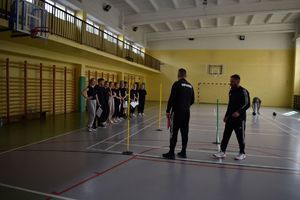 na sali uczniowie i dwaj męzczyzźni przed egzaminem sprawnościowym