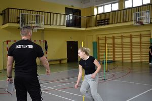 uczennica i policjant na sali gimanstycznej