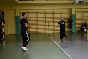 uczennica biegnąca na sali obok policjant