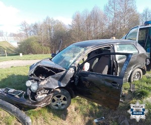rozbity samochód poza drogą