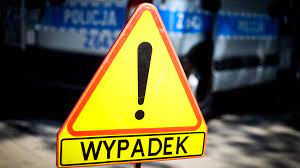 znak uwaga wypadek w tle fragment radiowozu