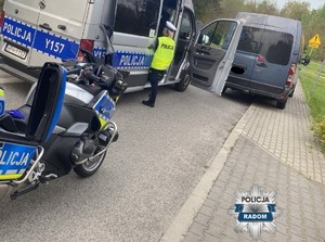 policyjny radiowóz i motocykl w tle zatrzymany bus