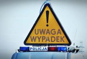 znak ostrzegawczy na dachu radiowozu z napisem uwaga wypadek