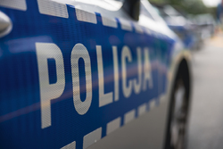 napis policja na drzwiach radiowozu