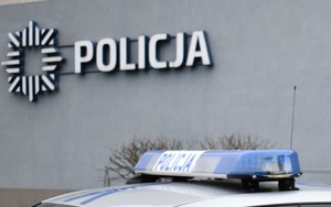 napis policja na budynku, i na radiowozie