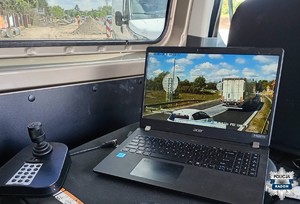 na ekranie laptopa widac ruch uliczny zarejestrowany przez kamerę