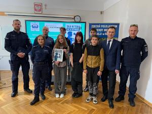 zdjęcie grupowe mundurowi, przedstawiciel starostwa uczniowie