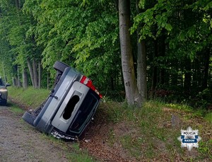 pojazd osobowy poza droga dachował w rowie