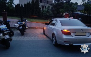policyjne motocykle i pojazd zatrzymany do kontroli