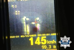 ekran urządzenia do pomiaru prędkości i 145 kilometrów na godzinę