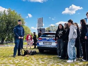 policjant i pies słuzbowy oraz uczniowie