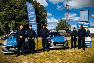 kilku policjantów i dwa radiowozy