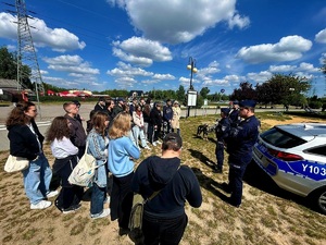 policjanci i uczniowie podczas spotkania o bezpieczeństwie nad wodą