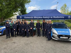 namiot profilaktyczny radiowóz policjantka i uczniowie klasy mundurowej
