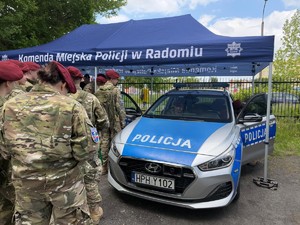 uczniowie klasy mundurowej przy radiowozie