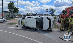 biały pojazd na boku na rondzie