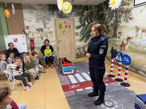 policjantka na sali wśród dzieci