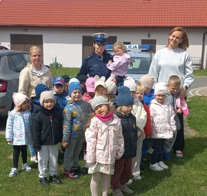 zdjęcie grupowe, przedszkolaki, opiekunki i na środku policjantka