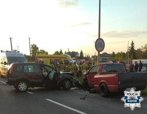 miejsce wypadku na ulicy czołowe zderzenie dwóch pojazdów