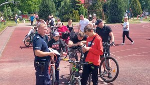 na placu policjant i grupa osób z rowerami