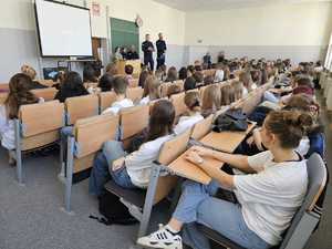 sala szkolna i spotkanie uczniów z policjantami