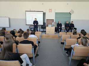 policjanci podczas spotkania z uczniami
