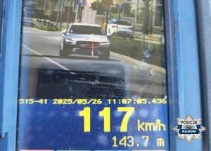 ekran urządzenia do mierzenia prędkości widac pojazd i liczbę 117 kilometrów na godzinę