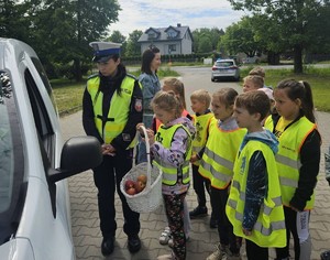 policjantka i grupa dzieci przy aucie