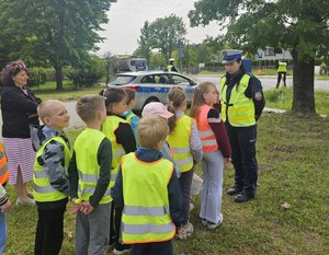 policjantka i grupa uczniów