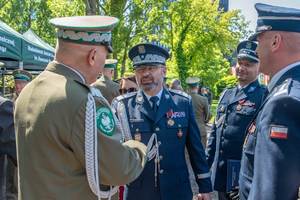 4 mundurowych, na srodku Komendant Wojewódzki Policji