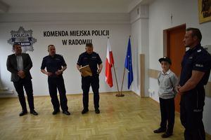 na sali trzech komendantów, dzielnicowy i jego syn w policyjnej czapce