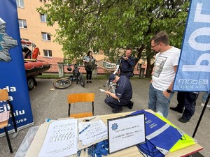 stolik i stoisko profilaktyczne policjantów na festynu