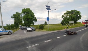 miejsce wypadku na ulicy lezy motocykl