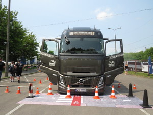 Na placu stoi pojazd ciężarowy marki Volvo z otwartymi drzwiami.