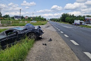 droga krajowa nr 12 miejsce wypadku na poboczu uszkodzony pojazd w tle pojazdy służb