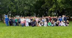 zdjęcie grupowe dzieci i mundurowi