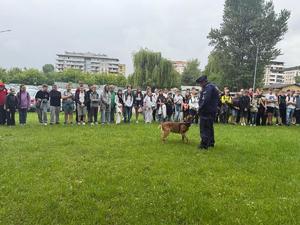 policjant pies słuzbowy i grupa dzieci