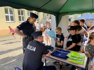dwoje policjantów i dzieci na placu