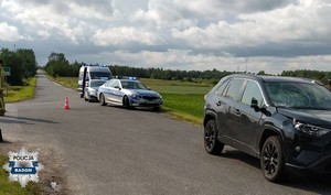 po prawej stronie na ulicy pojazd czarny  a za nim 3 radiowozy