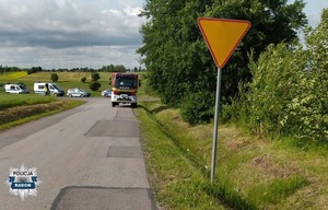 znak ustąp pierwszeństwa w tle wozy słuzb