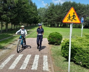 policjantka i uczeń na rowerze podczas egzaminu praktycznego na karte rowerową
