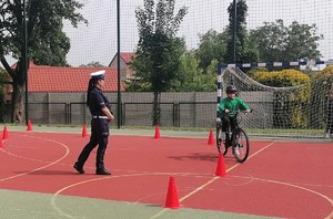 policjantka i uczeń na rowerze podczas egzaminu praktycznego na karte rowerową