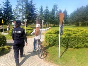 policjantka i uczeń na rowerze podczas egzaminu praktycznego na karte rowerową