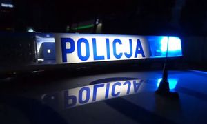 napis policja w ciemności