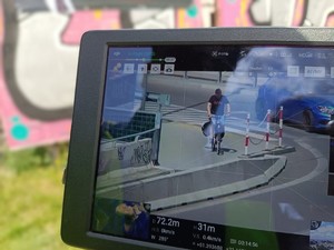 na ekranie policyjnego drona widac rowerzystę