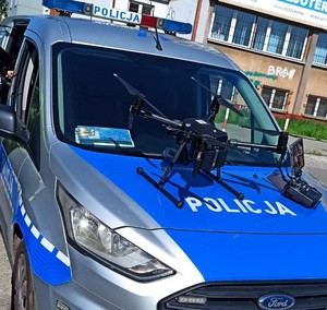 policyjny dron na masce radiowozu