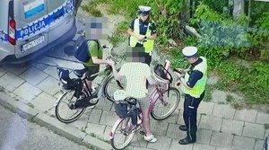 widok z policyjnego drona widac policjantów i dwóch rowerzystów
