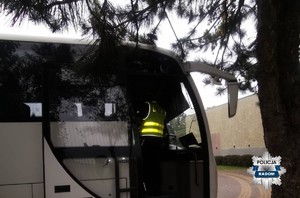 policjant w autokarze podczas kontroli