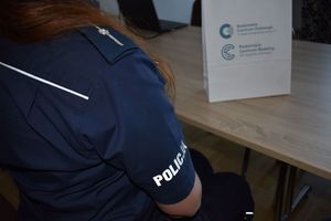 umundurowanie policjantki oraz torba z logo radomskiego centrum onkologii